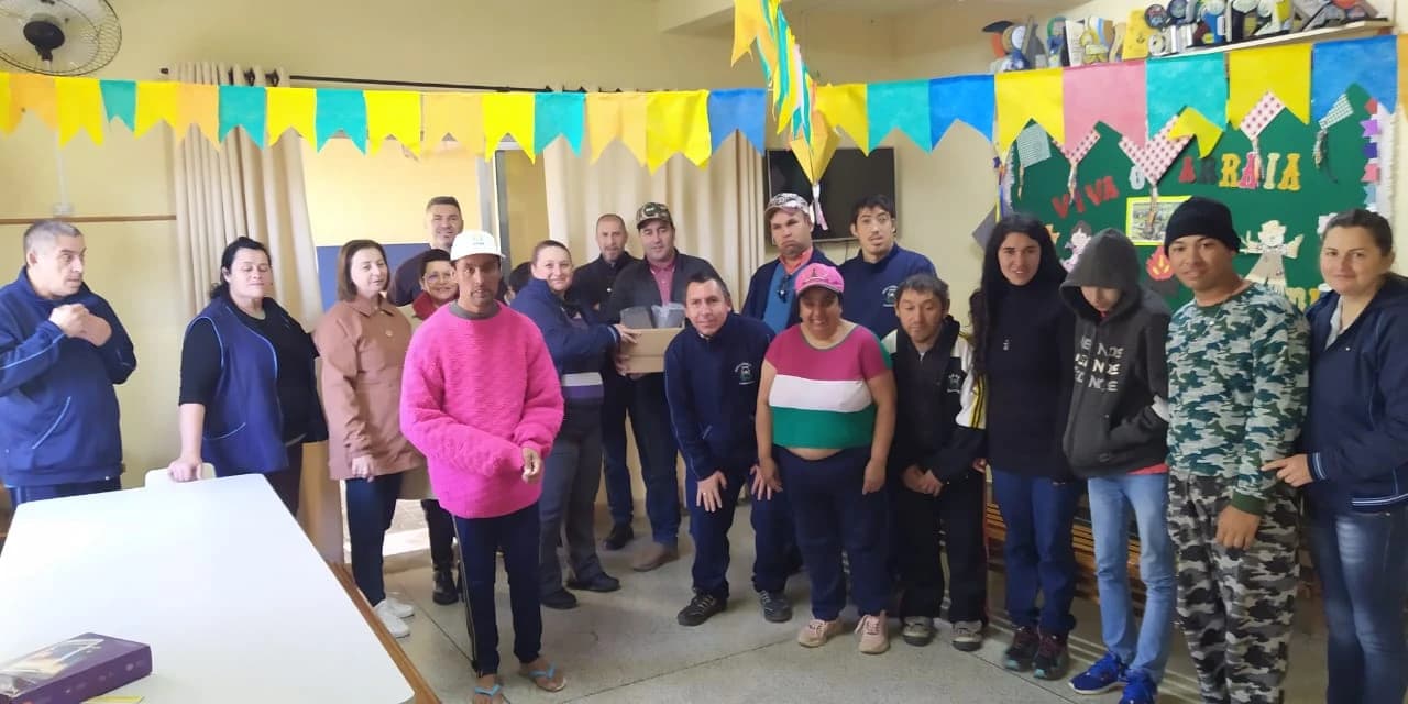 Em Guamiranga prefeito Marcelo Leite realiza a entrega de tablets para a Apae
