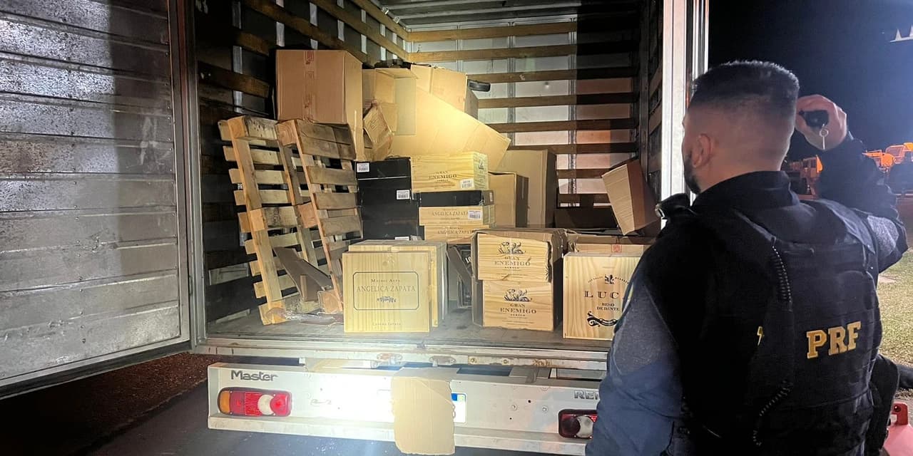 PRF apreende aproximadamente 180 garrafas de Vinho de origem estrangeira, em Guarapuava