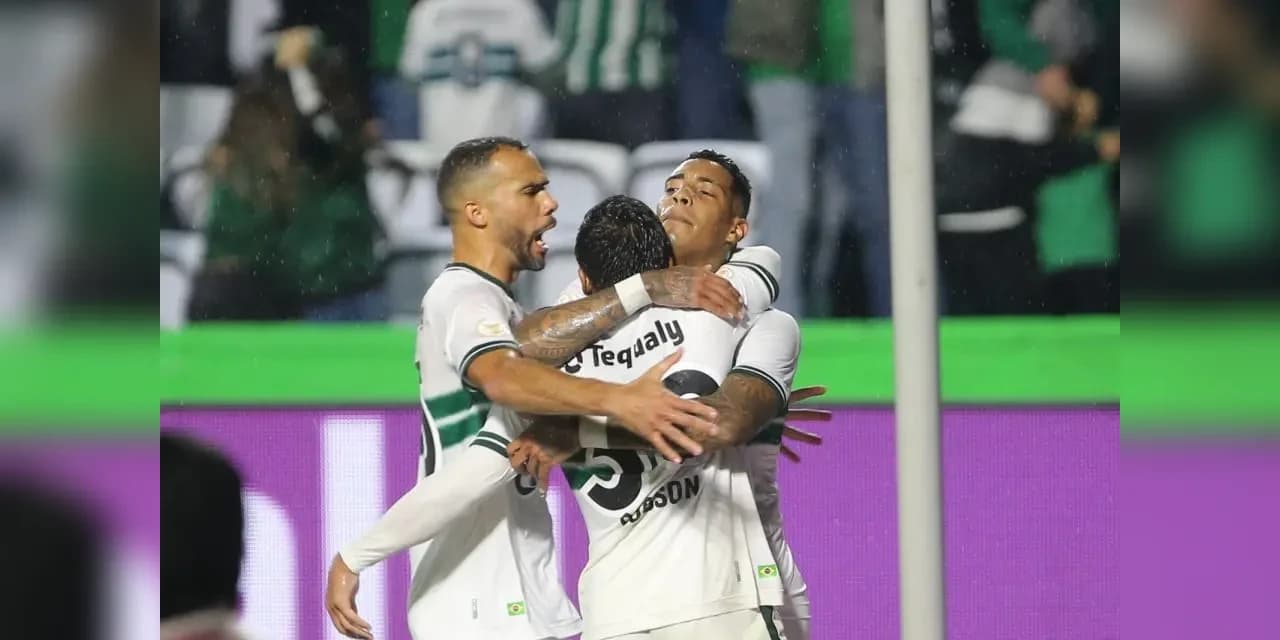 De virada, Coritiba vence o América-MG no Couto e deixa a lanterna do Brasileirão