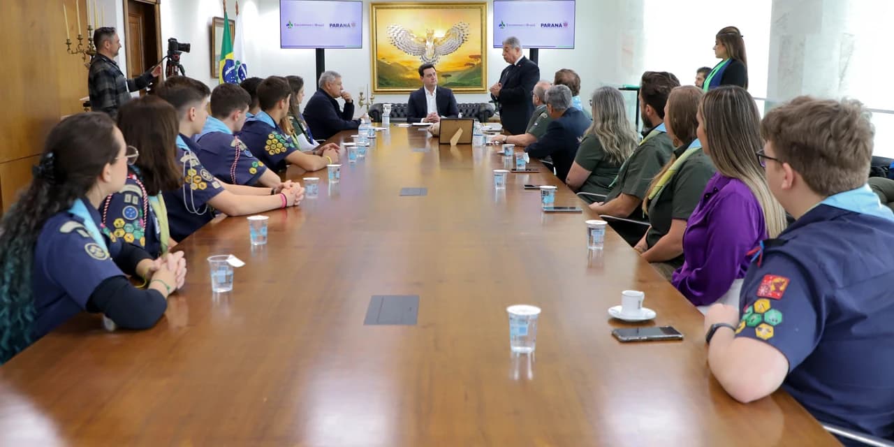 Governador recebe escoteiros que vão representar o Paraná em encontro na Coreia do Sul