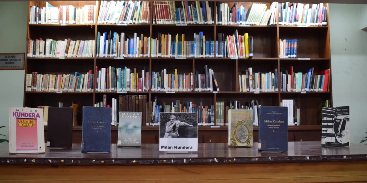 Biblioteca Pública de Guarapuava organiza mesa temática em homenagem a Milan Kundera.
