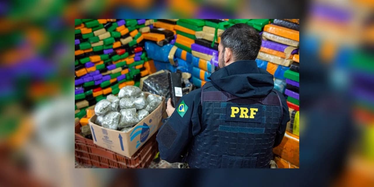 Após tombamento de carreta, PRF apreende 2 toneladas de maconha no Paraná