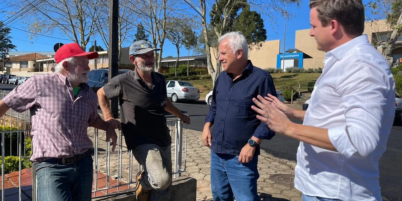 Prefeito Celso Góes visita obras no bairro Trianon.