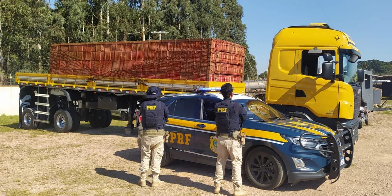 PRF apreende caminhão com suspensão totalmente irregular