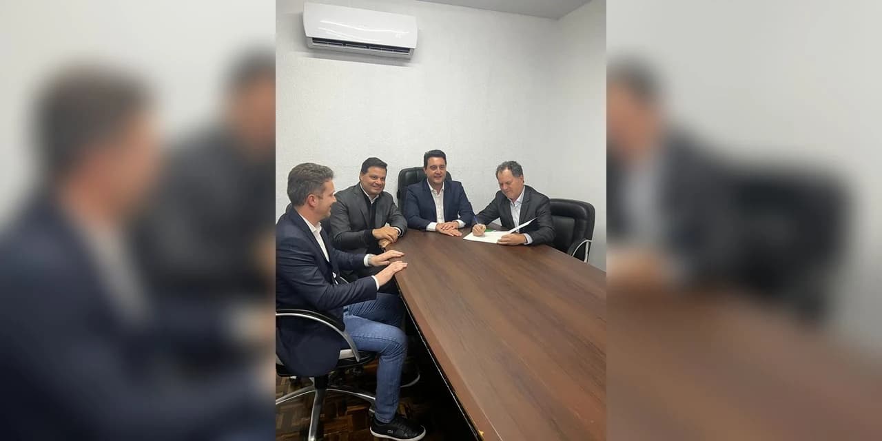 Prefeito de Imbituva assina convênio, em Curitiba, para recurso destinado à recape asfáltico