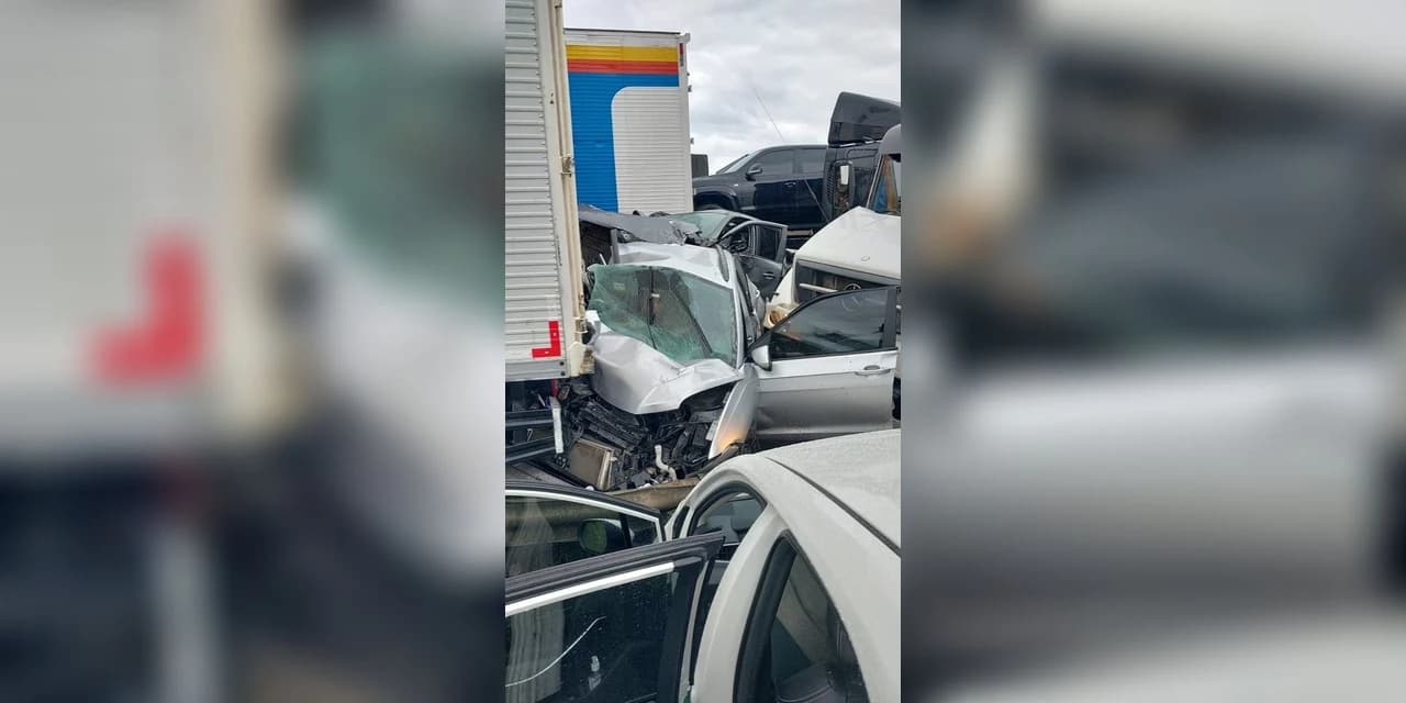 Pelo menos seis pessoas morreram em engavetamento entre carros e caminhões na BR-277, diz Bombeiros