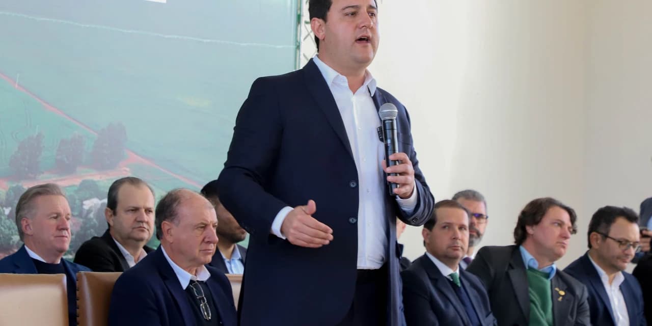 Durante show no Paraná, Chitãozinho e Xororó “lançam” Ratinho presidente