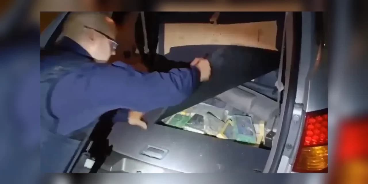 PRF encontra 52 kg de cocaína no lugar de estepe de carro no PR