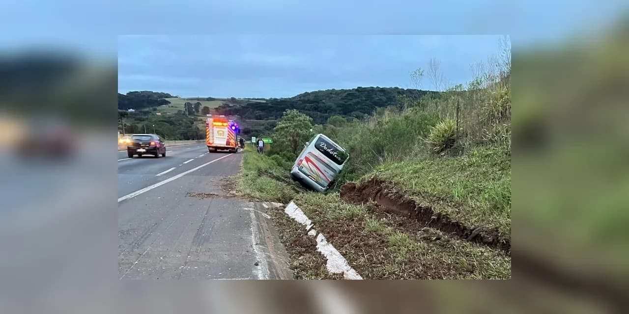 Ônibus com 42 passageiros tomba e deixa feridos na BR-277