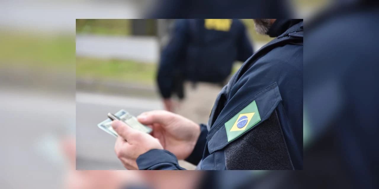 PRF flagra motocicleta com mais de R$ 70 mil em multas no Paraná