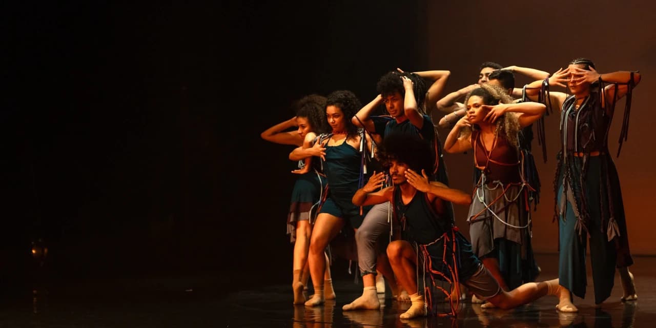 Grupo de dança do Colégio Estadual do Paraná cumpre temporada na França