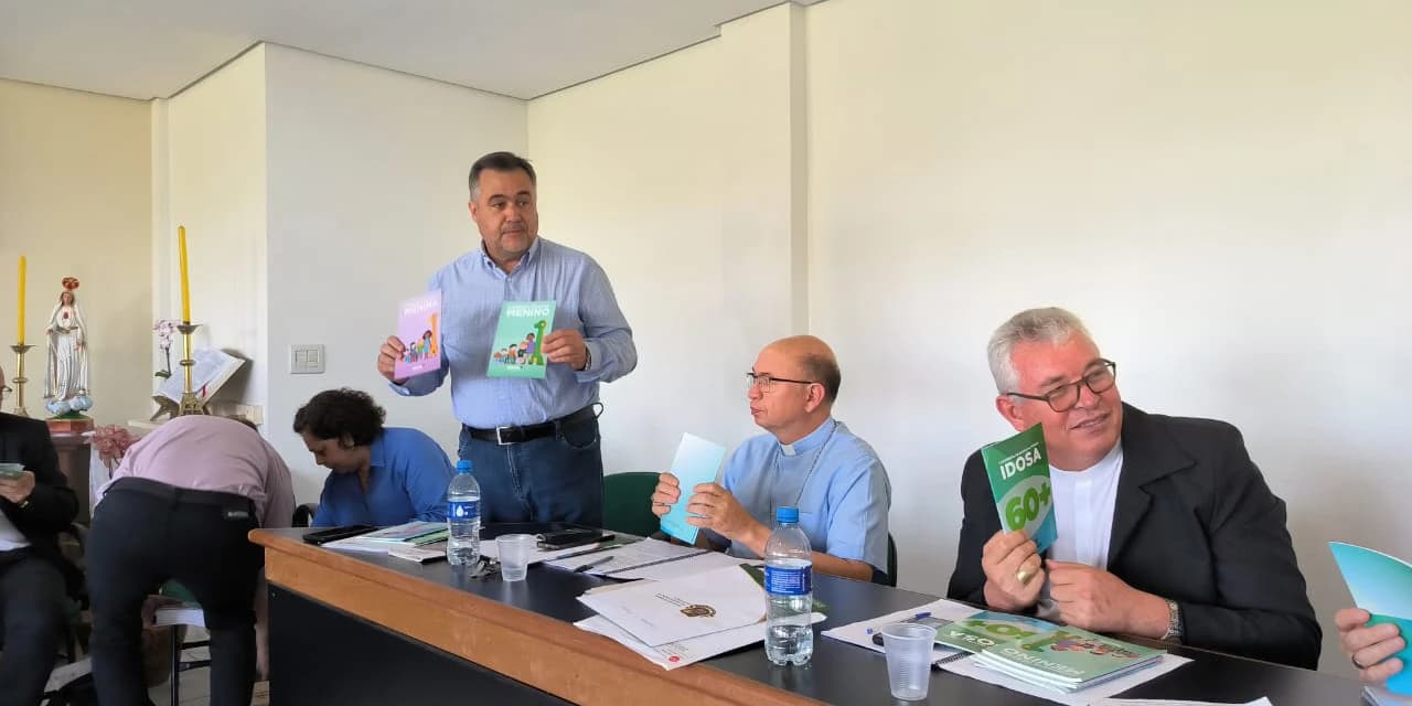 Saúde destaca importância da vacinação em encontro com bispos do Paraná