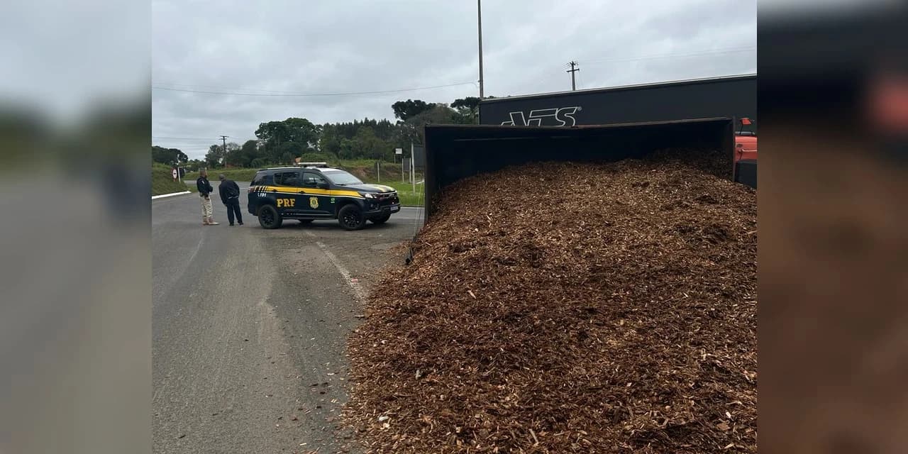 Caminhão de Prudentópolis tombou ao fazer a rotatória, motorista não se feriu.