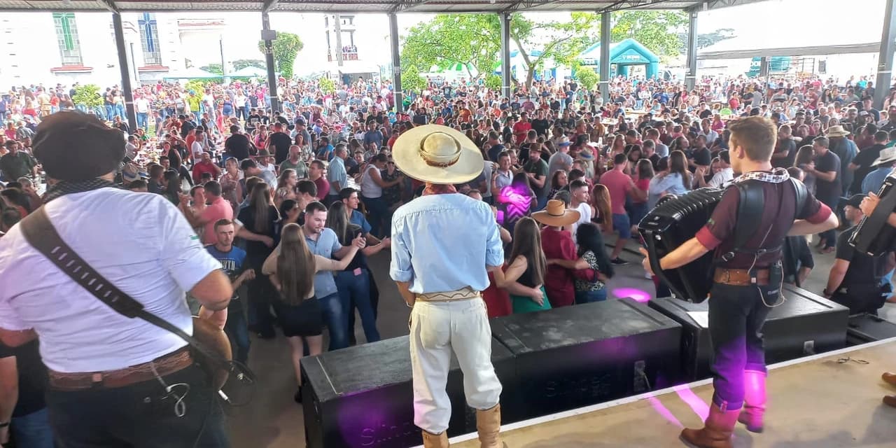 Festa com a animação de Chiquito e Bordoneio foi um sucesso em Linha Esperança. VÍDEO!