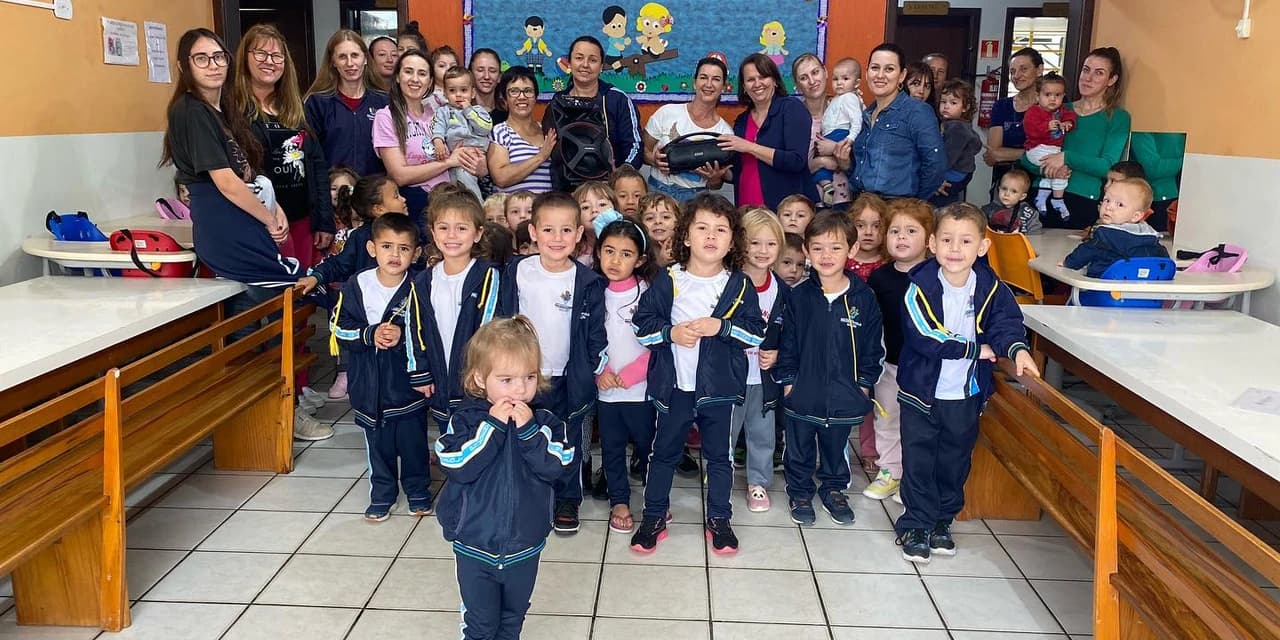 Quinta-feira (6), foi realizada a entrega de prêmios para as escolas municipais vencedoras da semana da Educação Infantil.