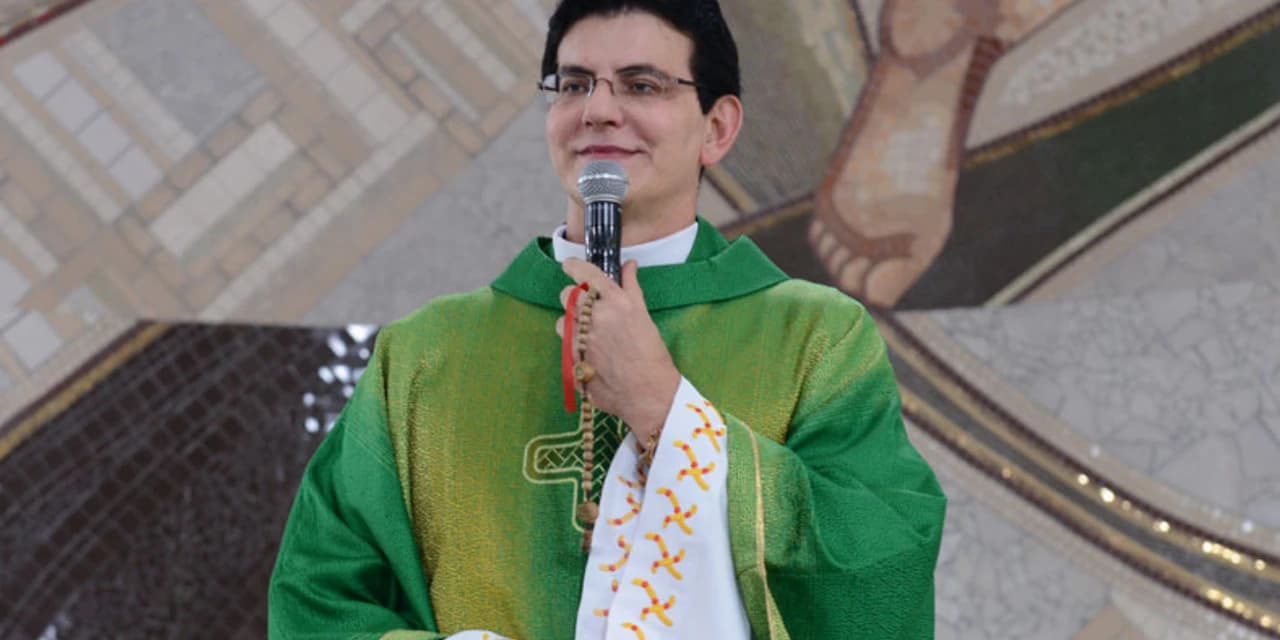 Padre Reginaldo Manzotti pede orações após passar por cirurgia por conta de fortes dores nas costas