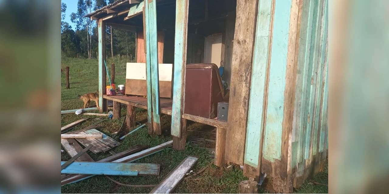Armado com machado homem destrói residência e ameaça de morte a esposa
