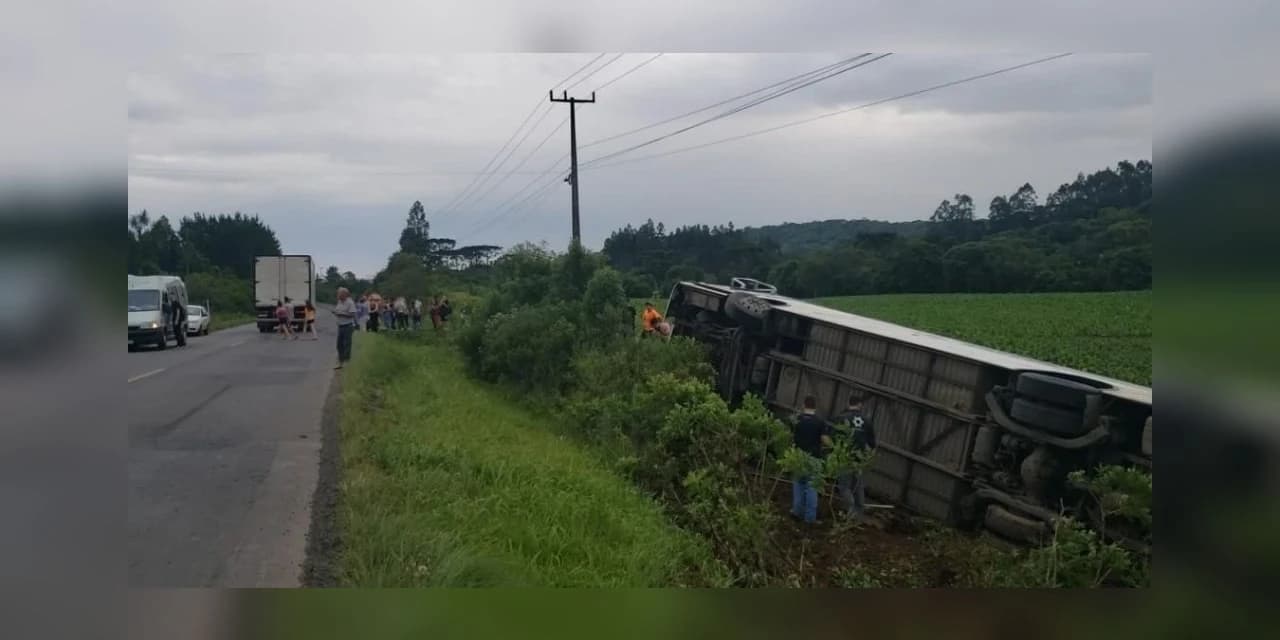 Ônibus com estudantes tomba na BR-153 em Rio Azul