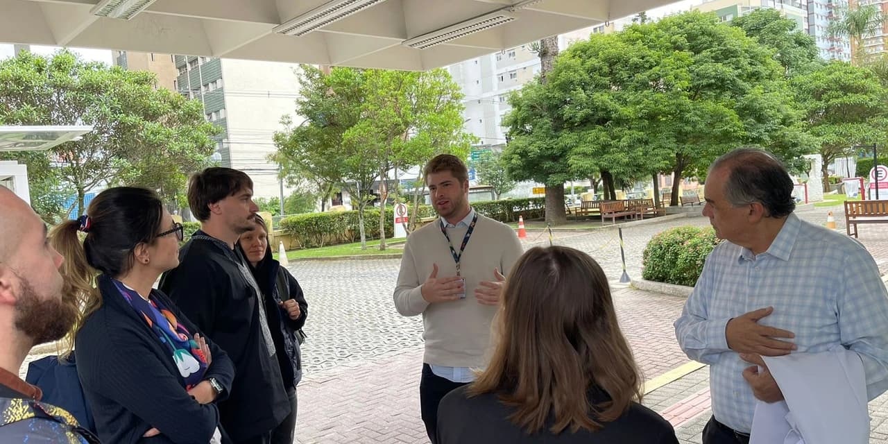 Delegação de médicos ucranianos é recebida no hospital Pequeno Príncipe