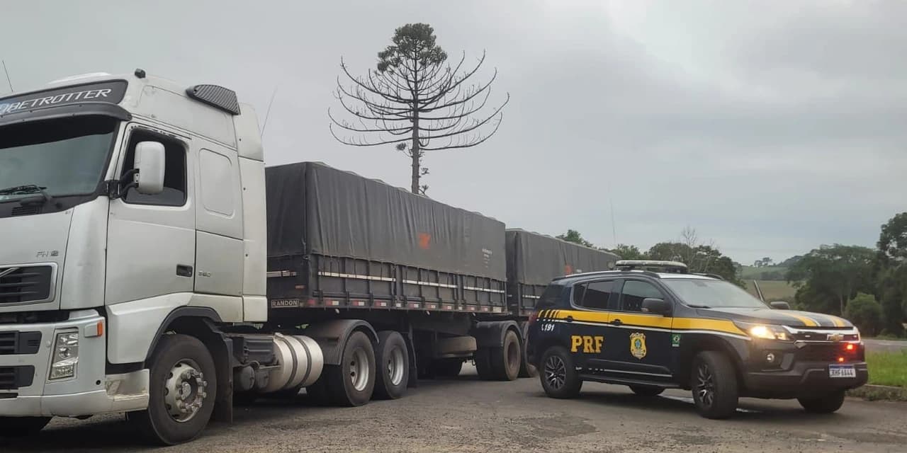 PRF, em Prudentópolis apreende caminhão bitrem carregado com 450 mil maços de cigarros contrabandeados