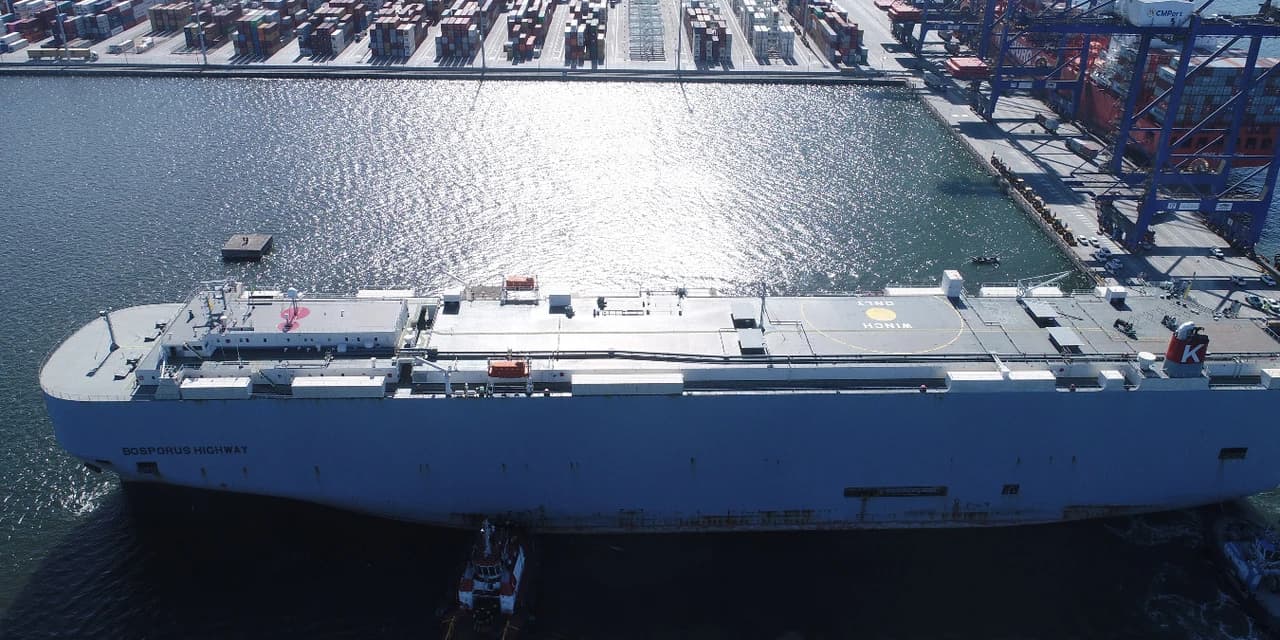 Portos do Paraná realiza operação inédita para atracação de navio de cargas rolantes