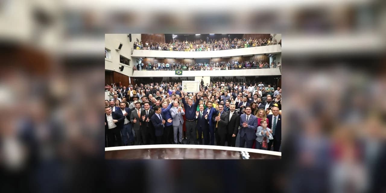 Jair Bolsonaro recebe o título de Cidadania Honorária do Paraná