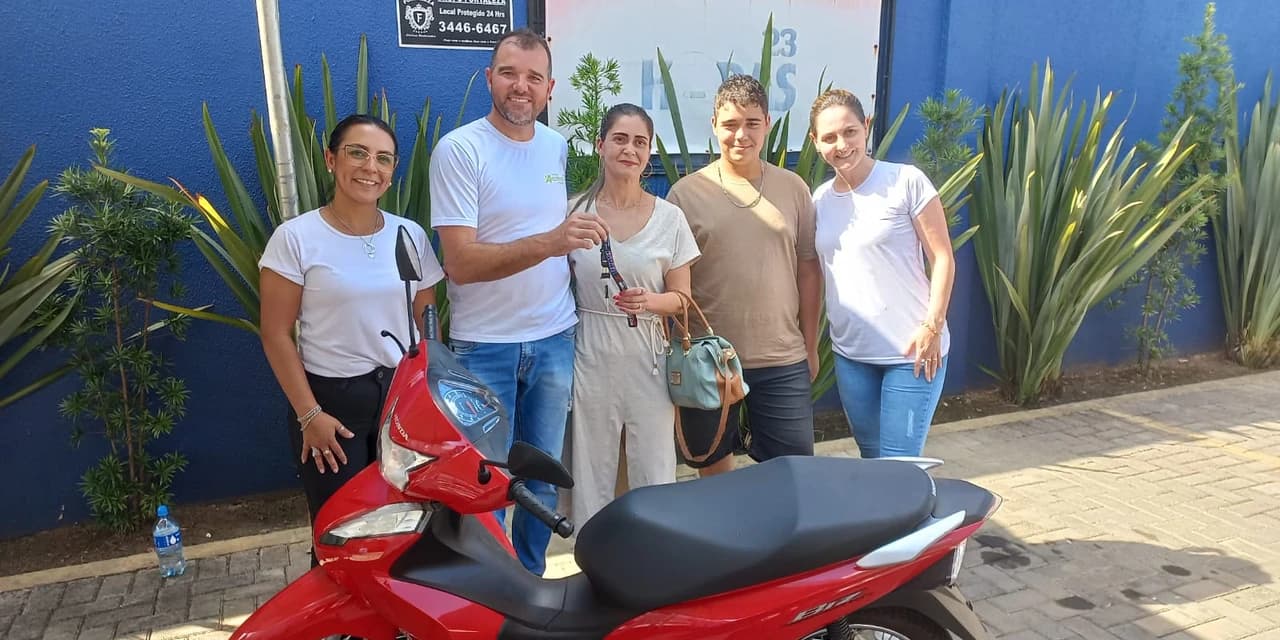 Farmácia Alvorecer premia cliente com uma moto Honda Biz 0 Km. VÍDEO!