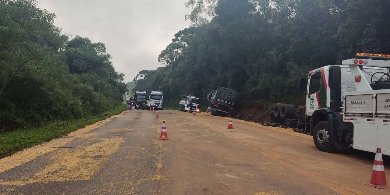 PRF registra colisão lateral entre caminhões um deles estava carregado com soja