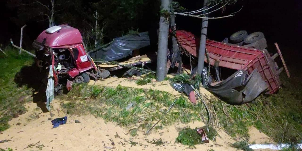 Motorista fica ferido em colisão de caminhão contra árvores na estrutura do pedágio na BR 277, em Prudentópolis