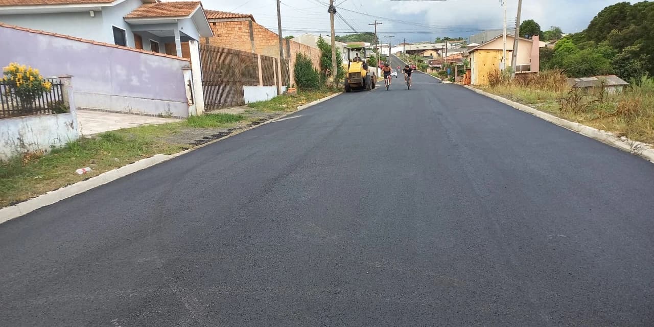 Prefeitura de Imbituva investe em pavimentação e asfalta as ruas do Jardim Carvalho.