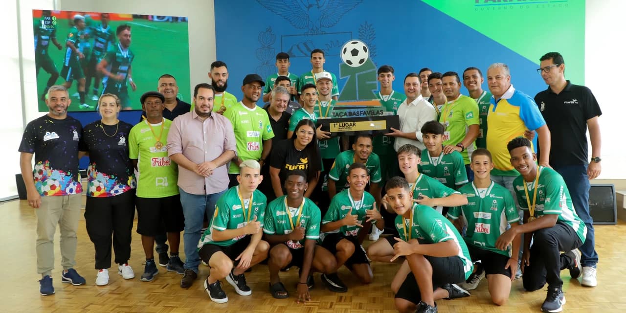 Conquista inédita: governador recebe jovens paranaenses que levantaram a Taça das Favelas