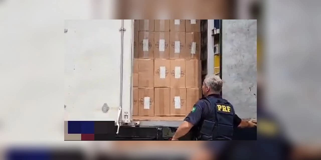 PRF apreende 200 mil maços de cigarros contrabandeados em caminhão com placas falsas