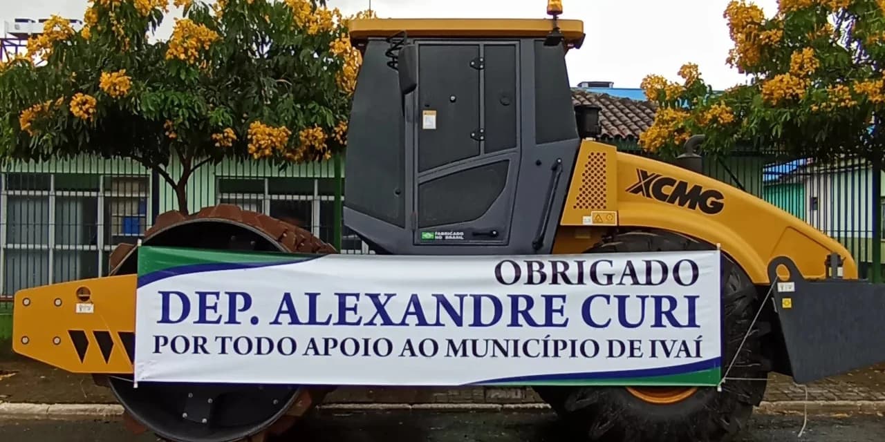 Prefeitura de Ivaí recebe rolo compactador através do deputado Alexandre Curi