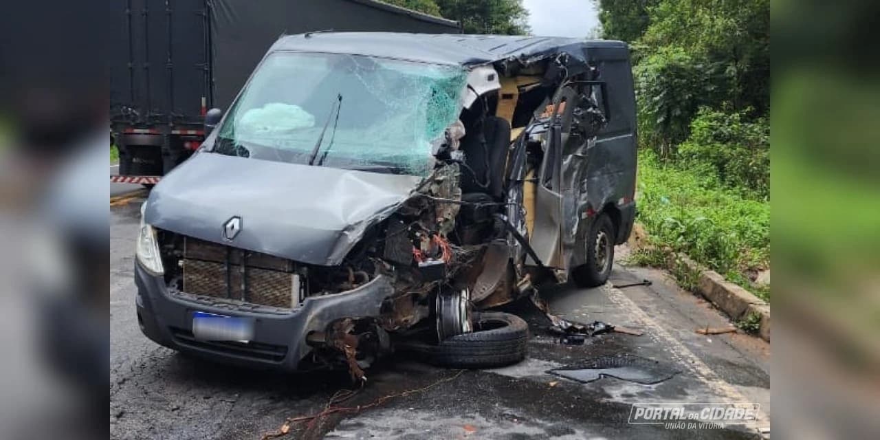 Colisão entre caminhão e Van na BR-153 deixa dois idosos feridos
