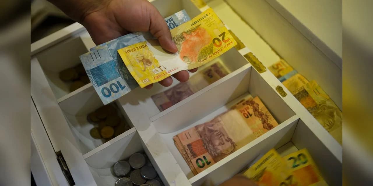 Salário mínimo de R$ 1.412 entra em vigor nesta segunda-feira