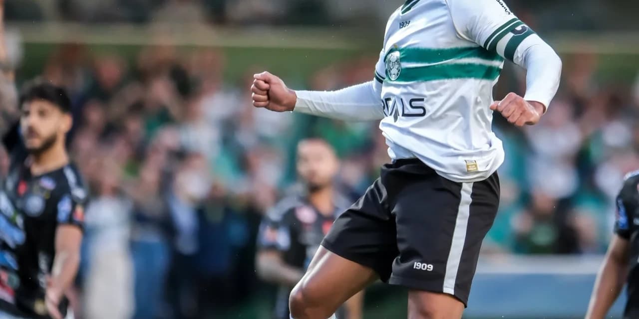 Coritiba goleia o Operário e assume a ponta do Campeonato Paranaense