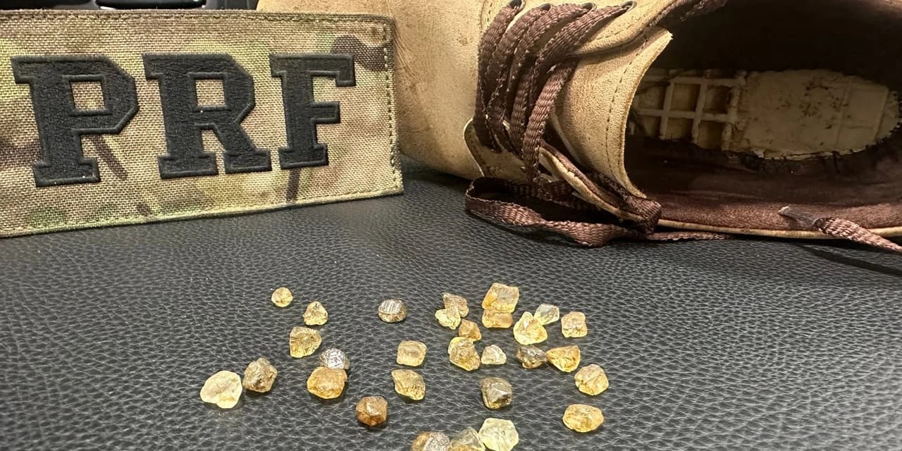 PRF apreende 31 pedras misteriosas dentro de sapato