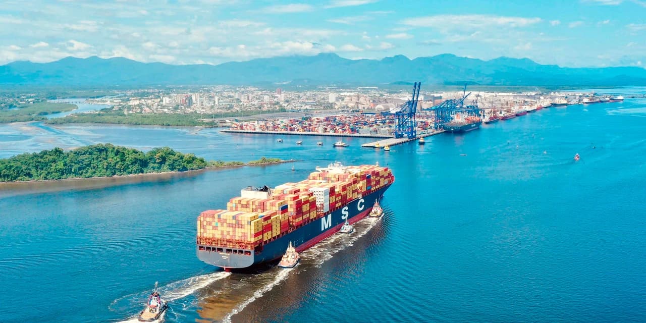 Porto de Paranaguá recebe maior navio porta-contêineres em comprimento: 366 metros