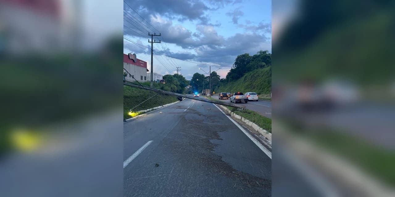 Em Irati motorista embriagado bate veículo em poste