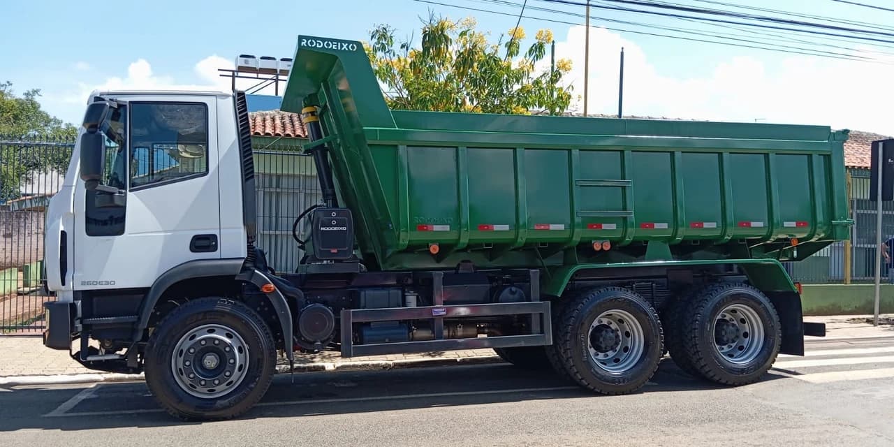 Prefeitura de Ivaí recebe dois caminhões caçamba
