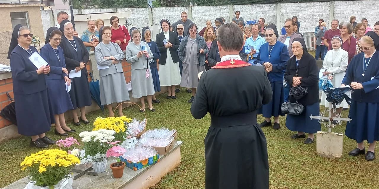 Irmã Anatólia é homenageada com Via-Sacra no cemitério São Josafat em Prudentópolis. VÍDEO!