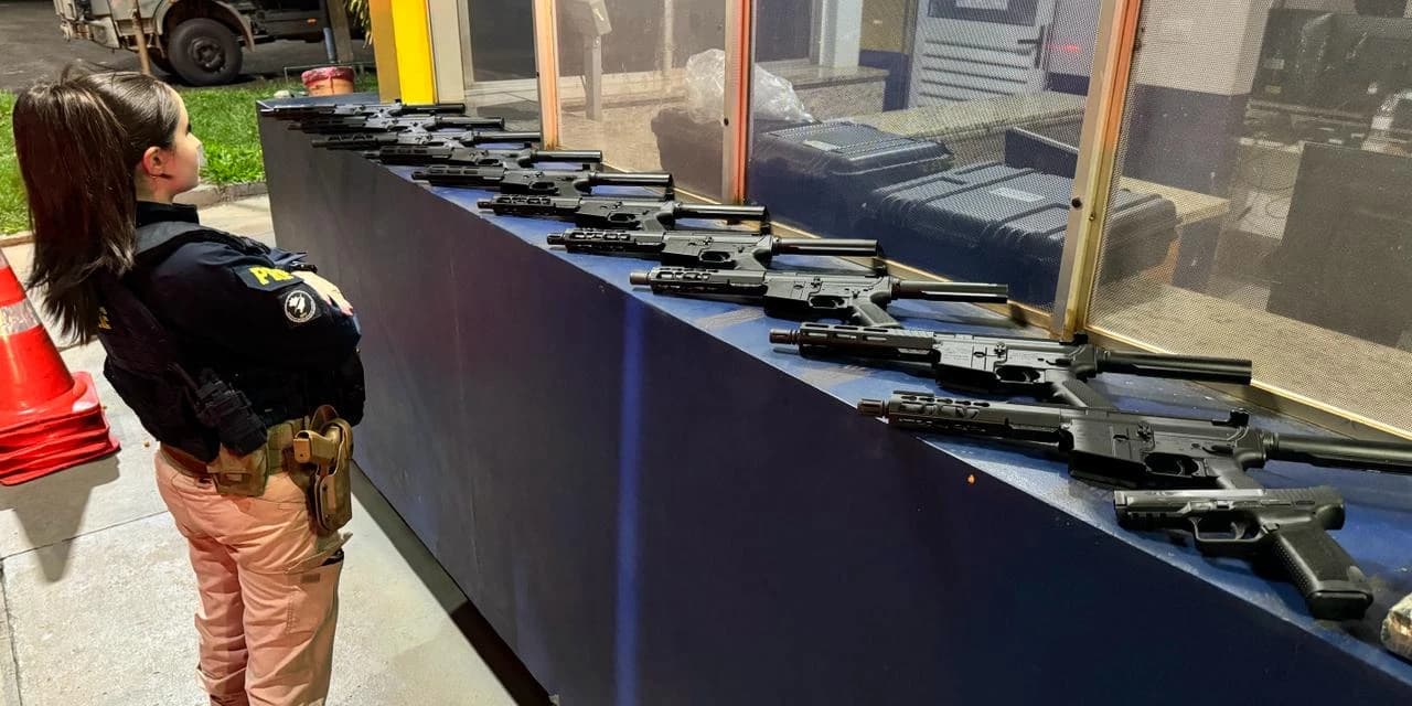 No dia Internacional da Mulher, PRF apreende 10 fuzis, uma pistola e 19 quilos de cocaína no Paraná