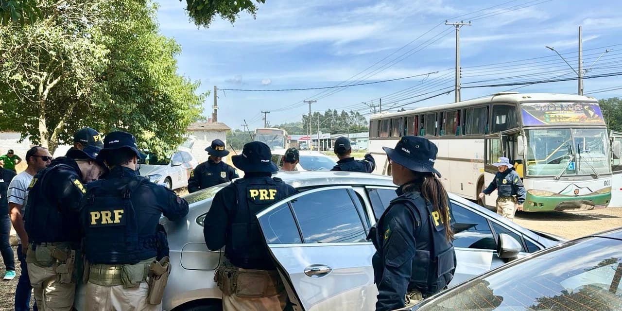 PRF fiscaliza ônibus escolares e verifica que condutores não possuíam licença necessária para o transporte