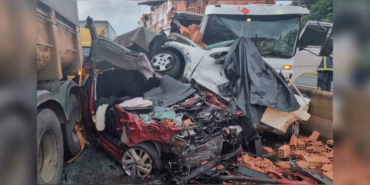 Dois homens morrem em engavetamento envolvendo seis veículos na BR-277, em Guarapuava