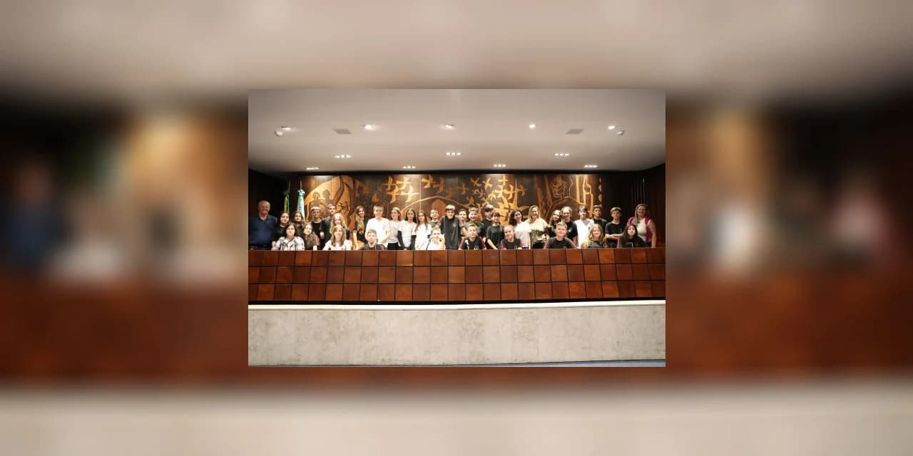 Alunos do município de Rio Azul conhecem a assembléia
