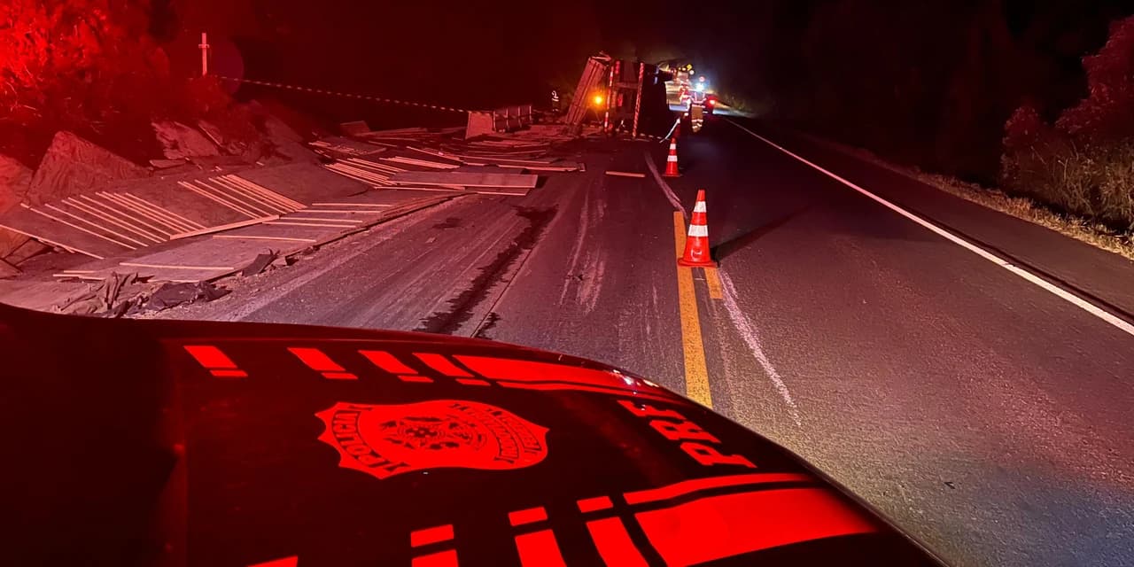 Caminhão tomba e carga mata motociclista na BR 277, em Prudentópolis