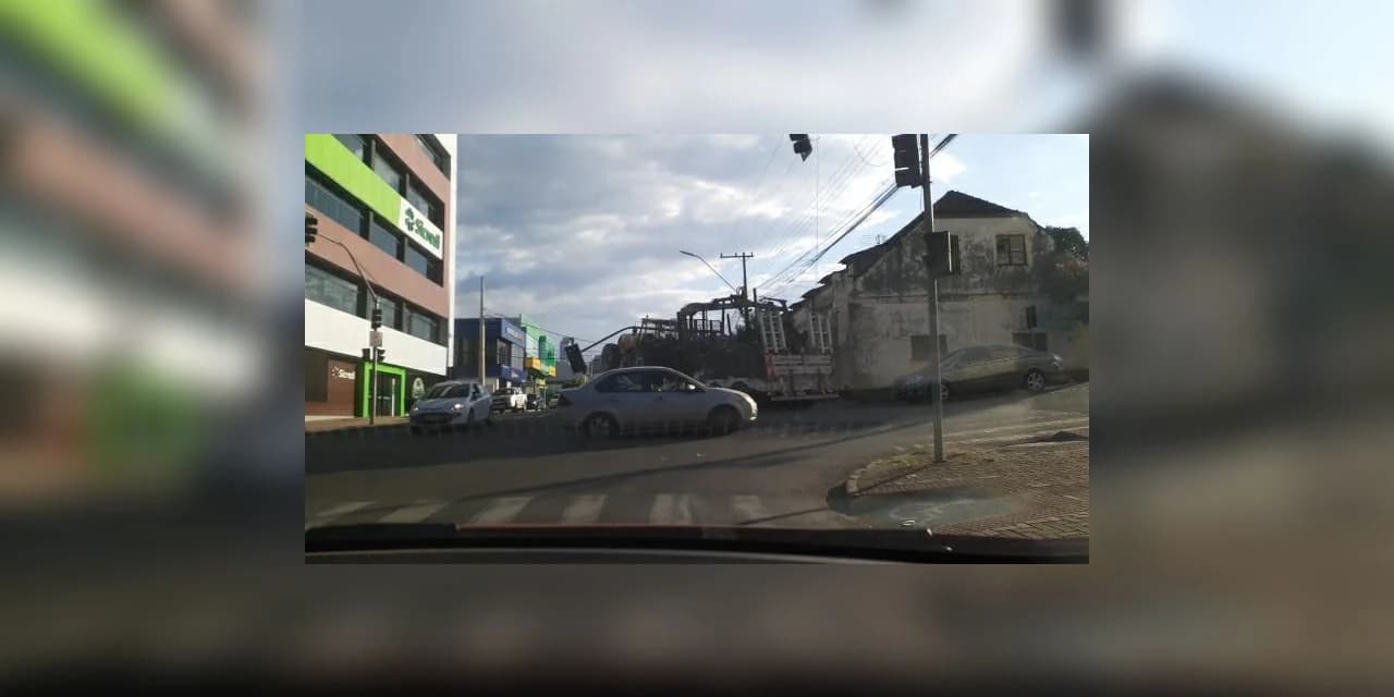 Caminhão destrói semáforo no centro de Prudentópolis