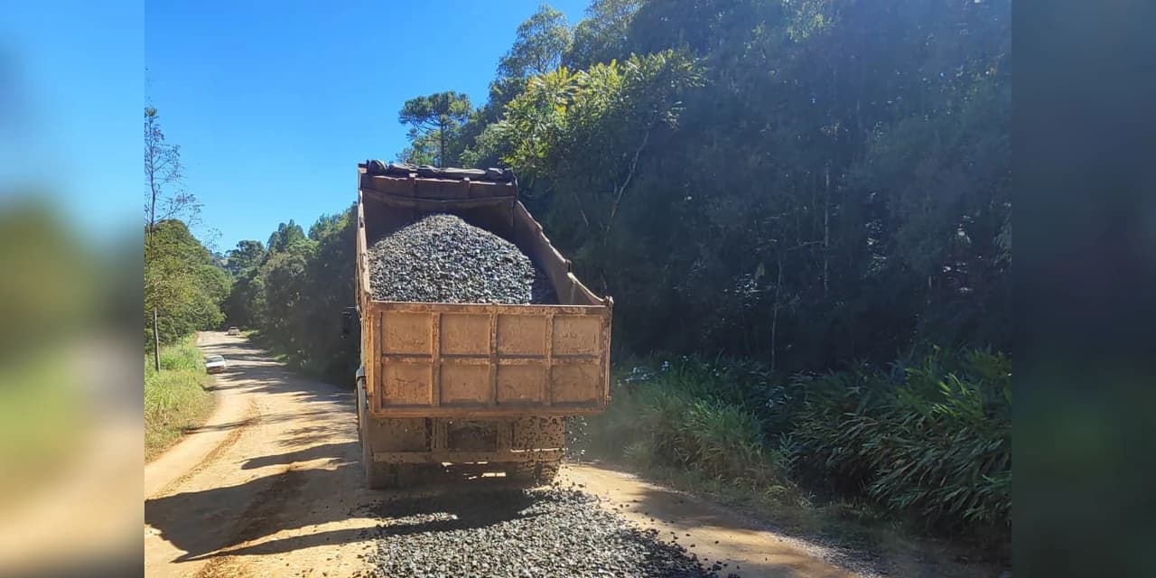 Estrada rural de Mallet recebe serviços de cascalhamento para melhorar trafegabilidade