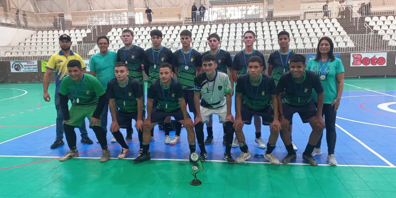 Aproximadamente 600 alunos participaram dos Jogos escolares em Prudentópolis. VÍDEO