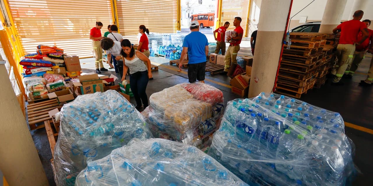 Bombeiros seguem recebendo doações para vítimas do RS e renovam equipe de salvamento
